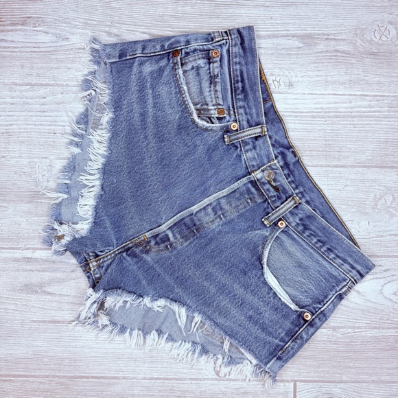 Vintage Levi Jean short shorts denim fringe detail cut off shorts 501 small